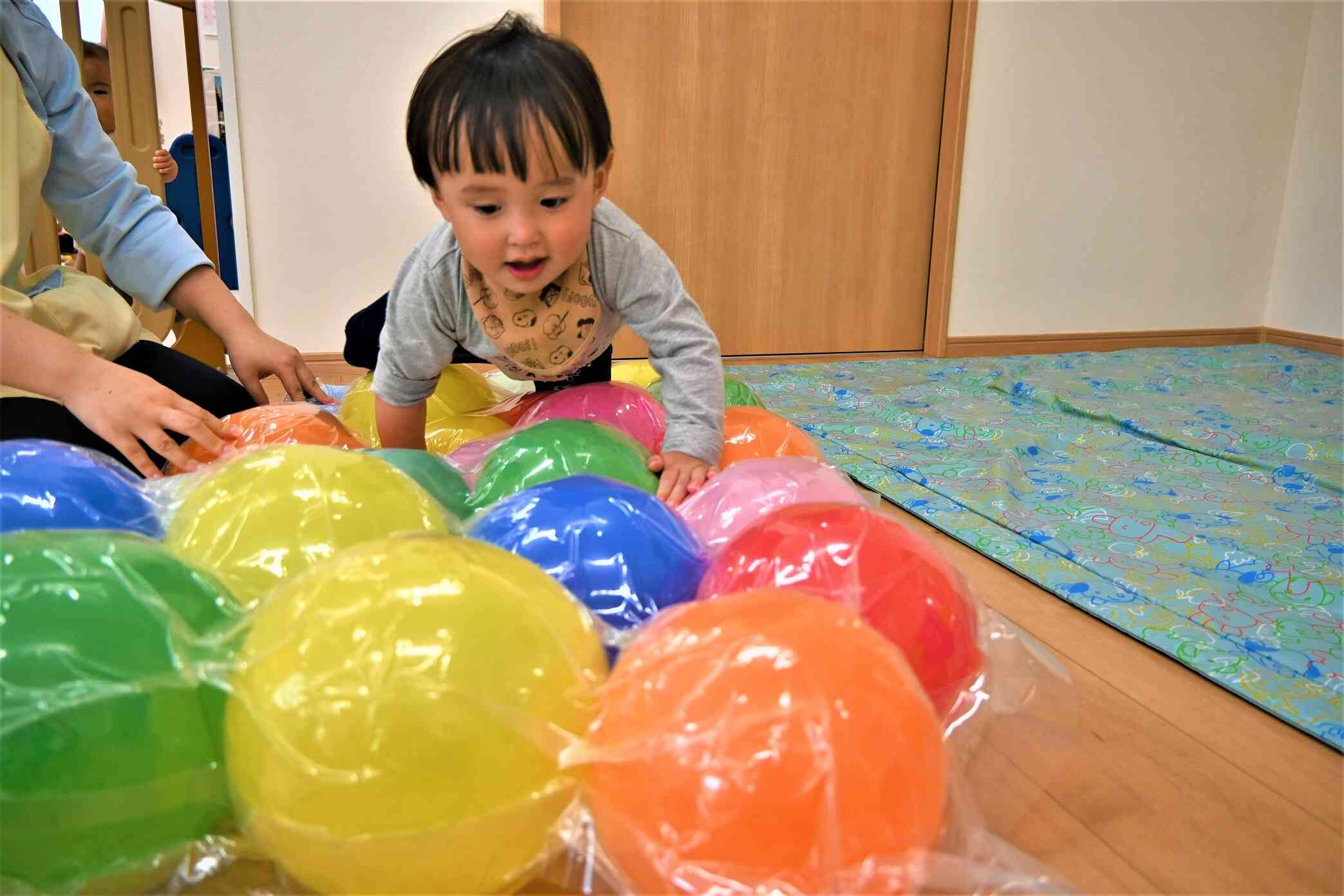風船ﾏｯﾄをはいはいで☆