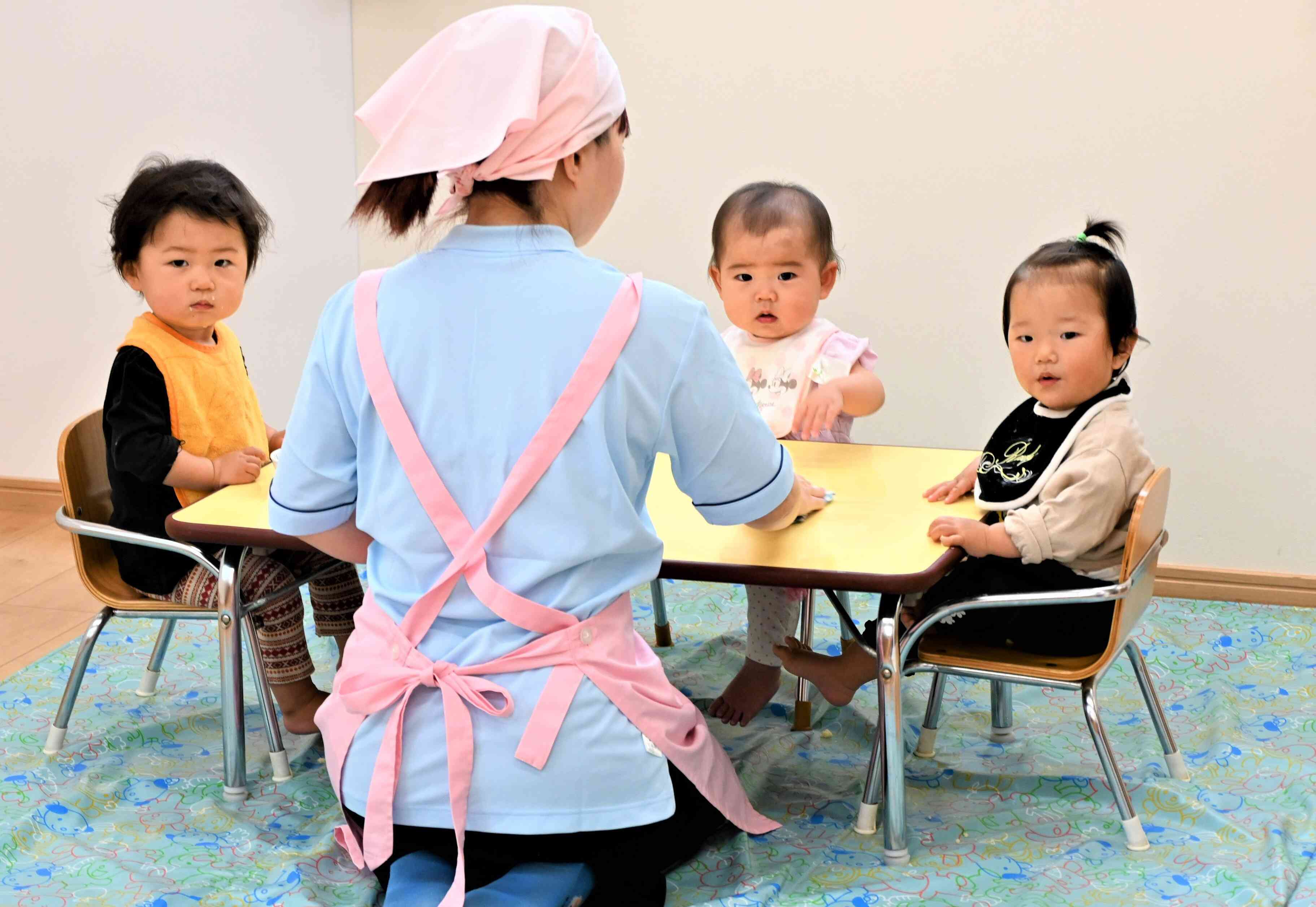 遊んだ後は給食の準備をして･･･