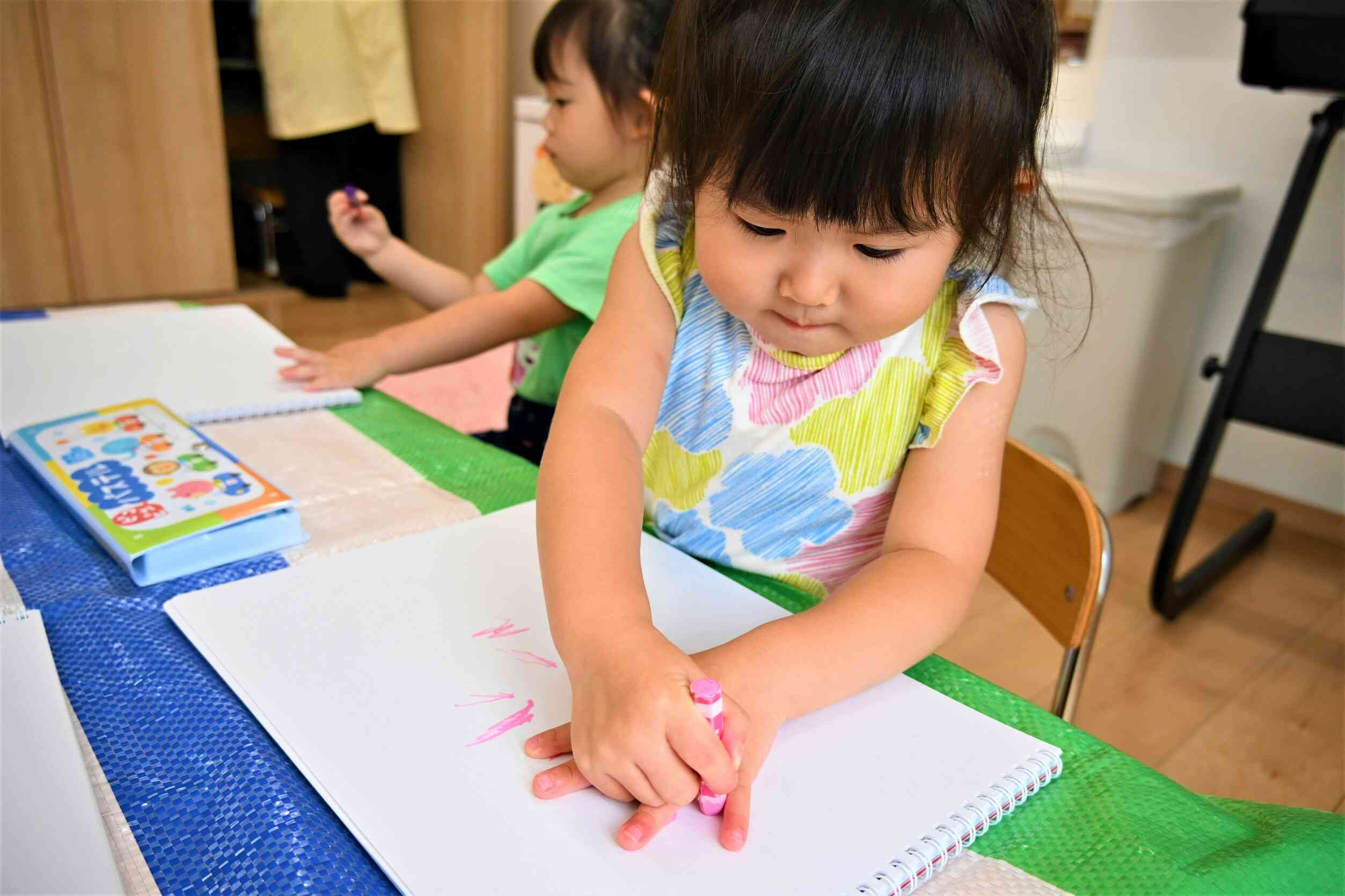 手形を描こうとしているのかな？