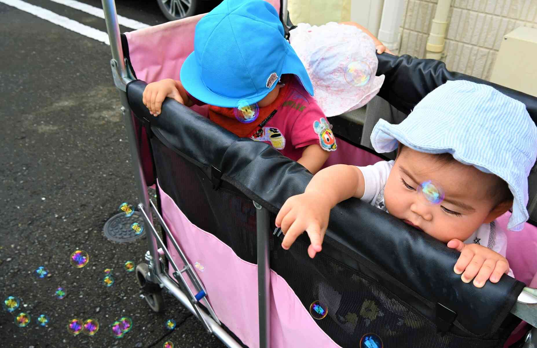 しゃぼん玉が地面にくっついてる！