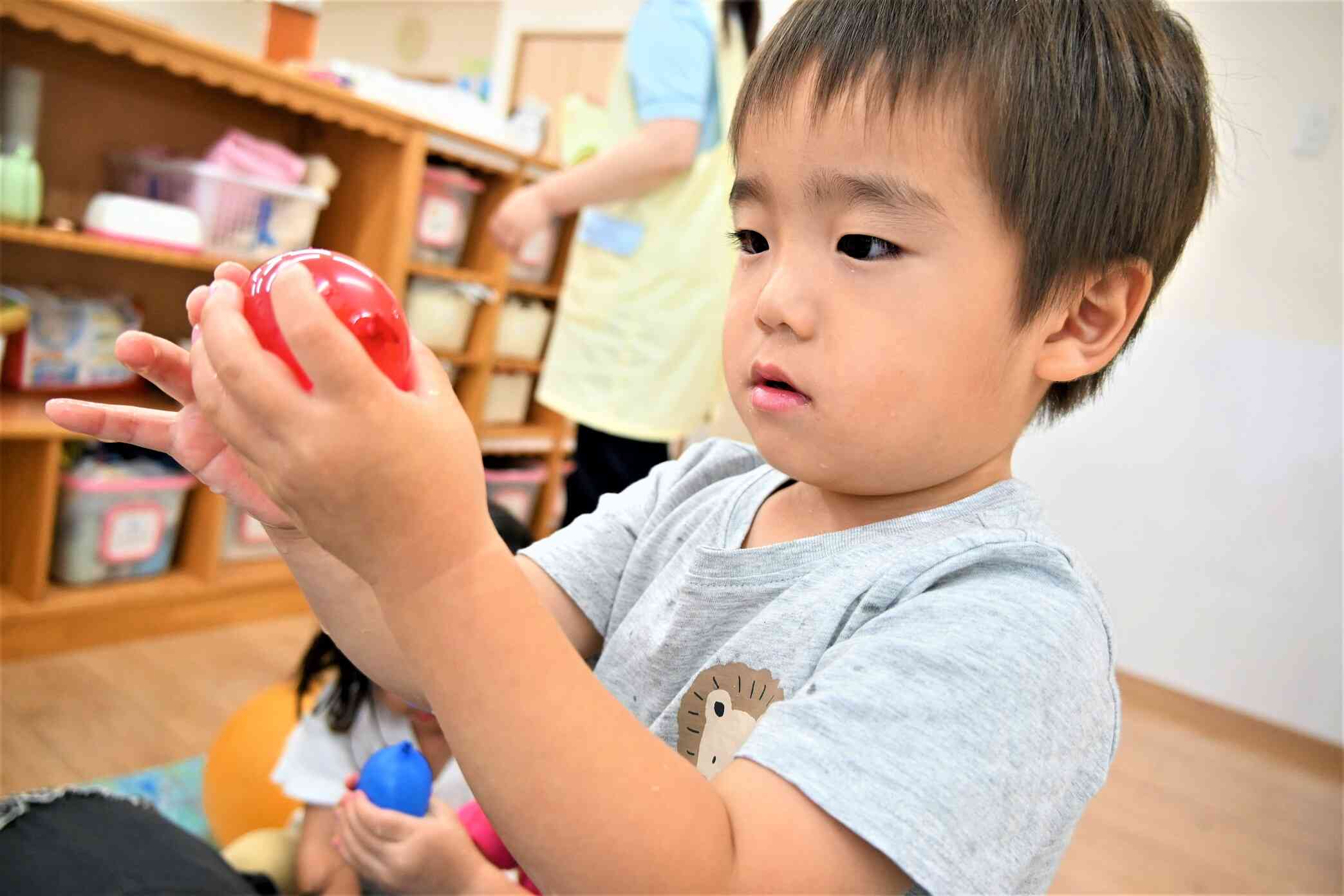 水風船の感触を楽しむお友だち☆