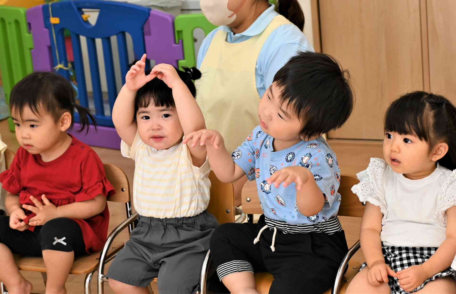 まぁるい卵がぱちんと割れて♪中から･･･色々なものがでてきたよ！