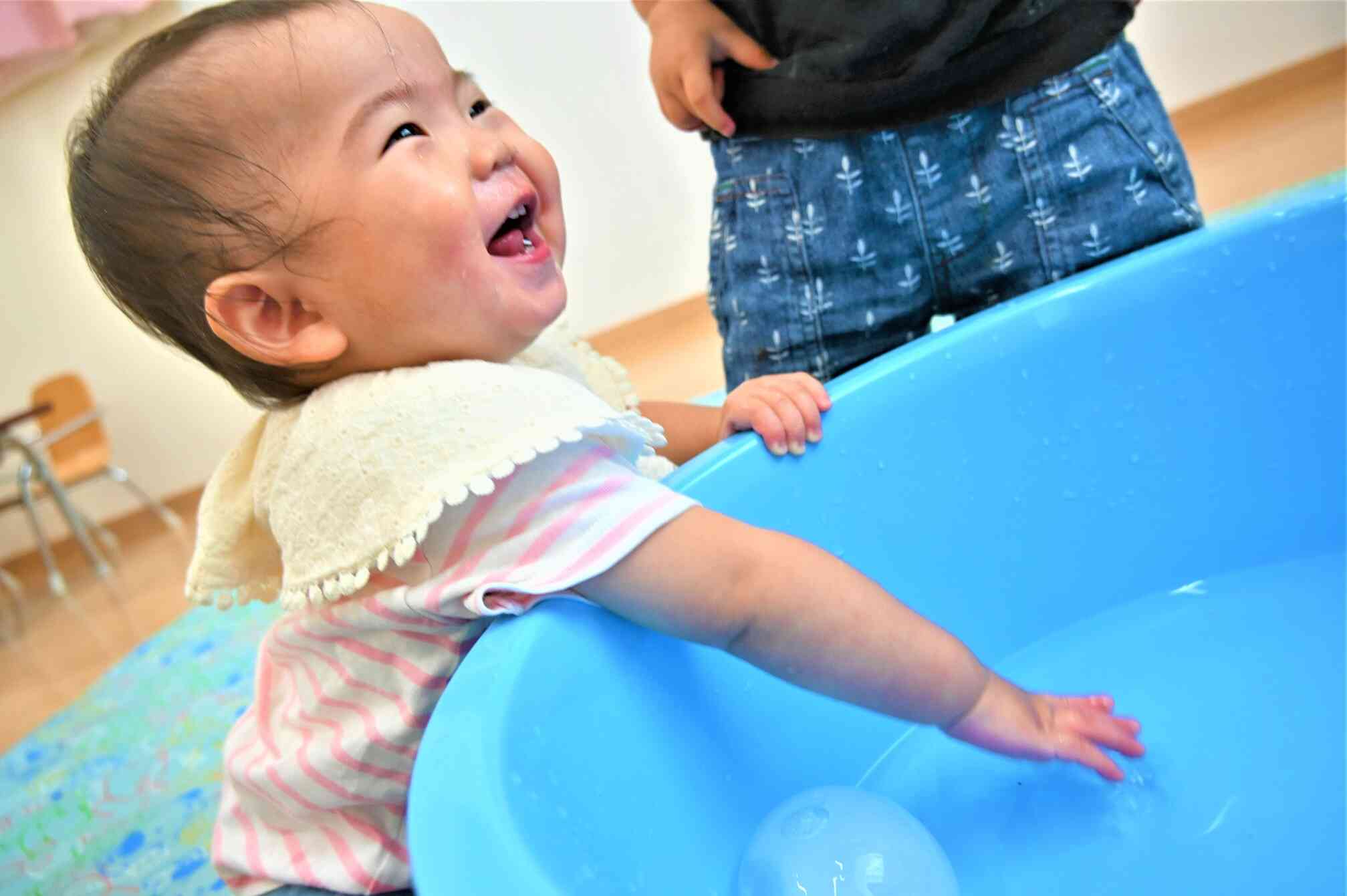 たらいにお水をいれて。。ちゃぷちゃぷ^^