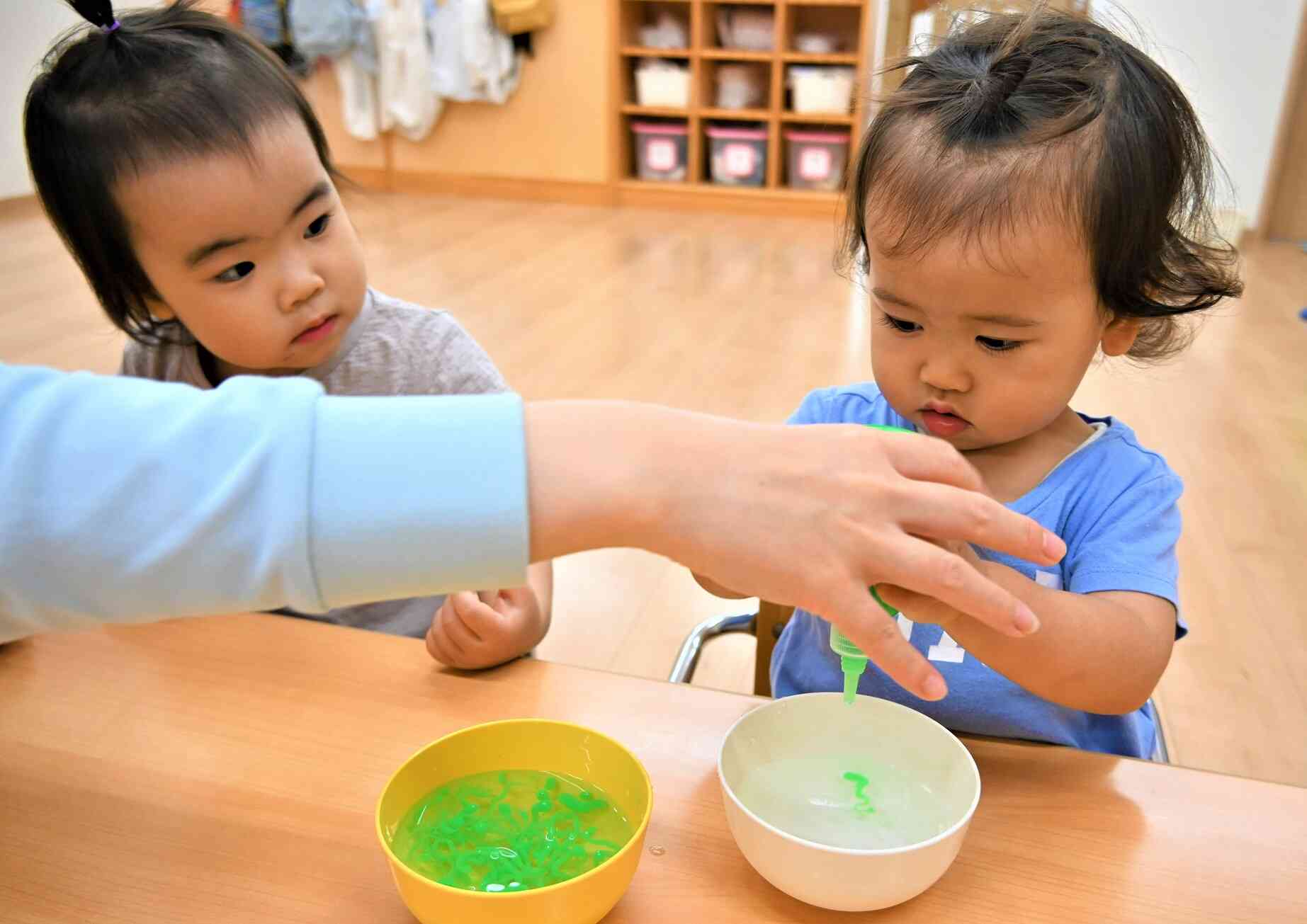 先生と一緒に緑の物体をお水に入れると･･･