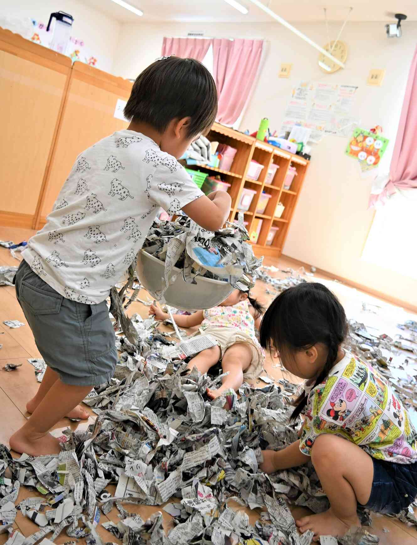 ボウルに新聞紙いっぱい入れて遊んでいました♪