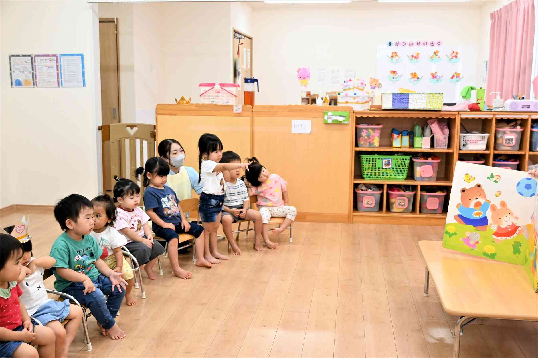 大型絵本に夢中です☆