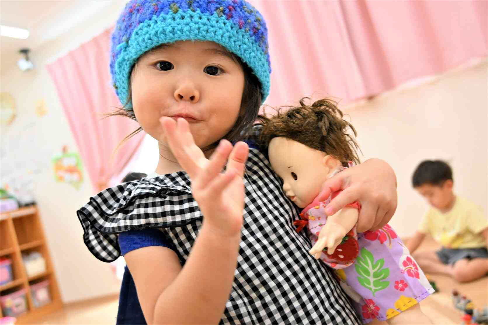 帽子をかぶってバックを背負ってどこへお出かけかな？