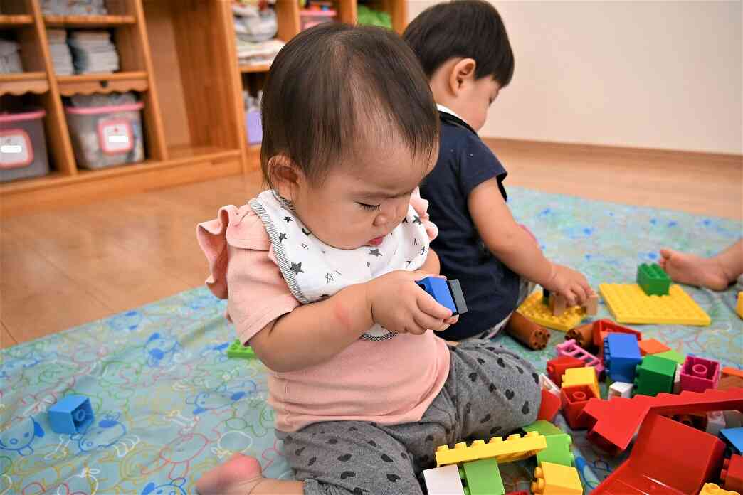 ブロックをよく見てくっつけようとしています☆