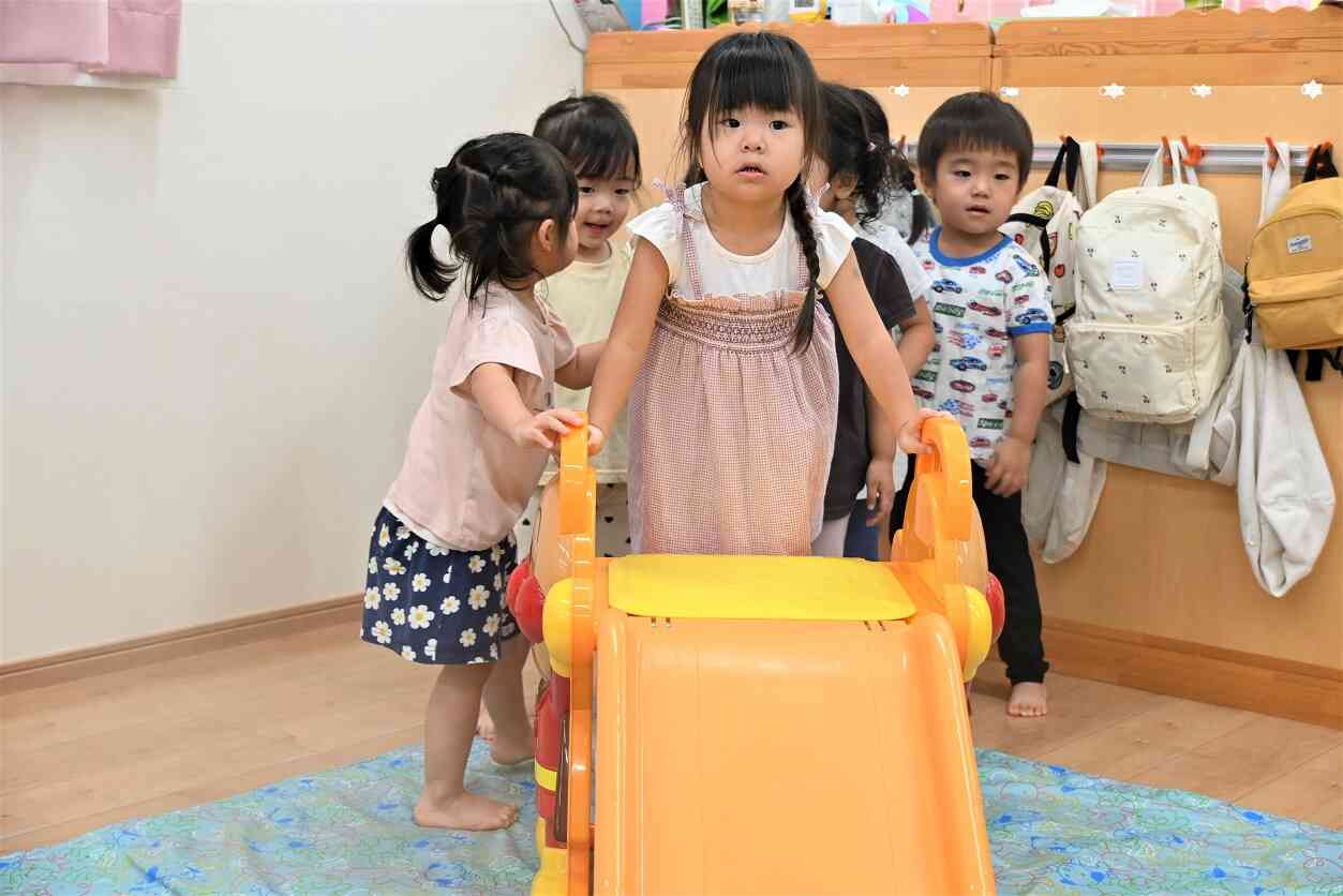 大人気！すべり台♪順番にならんで**