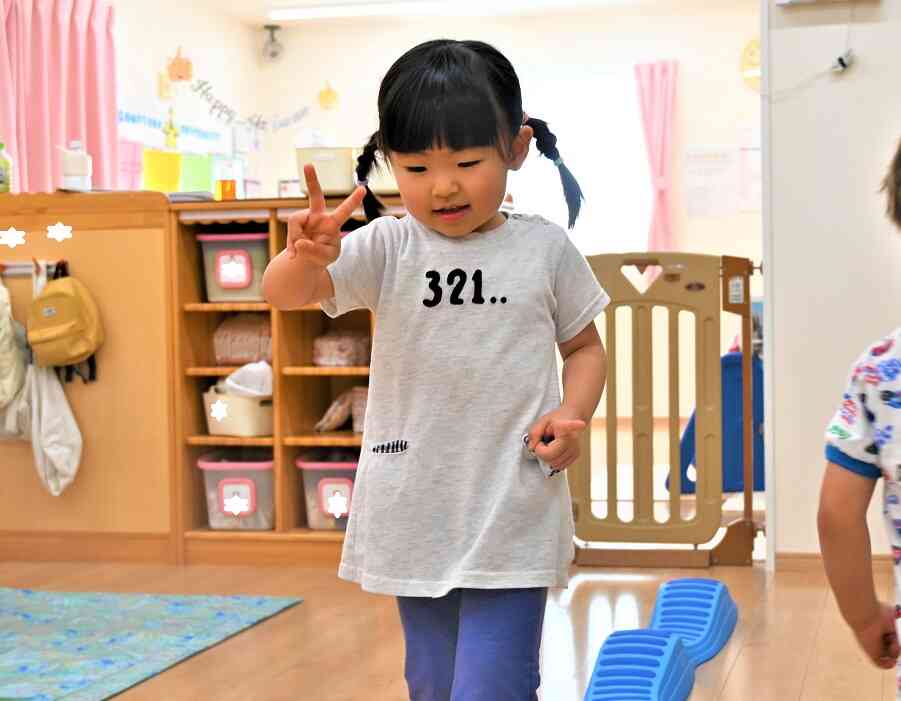 平均台わたりながらも余裕のピース☆