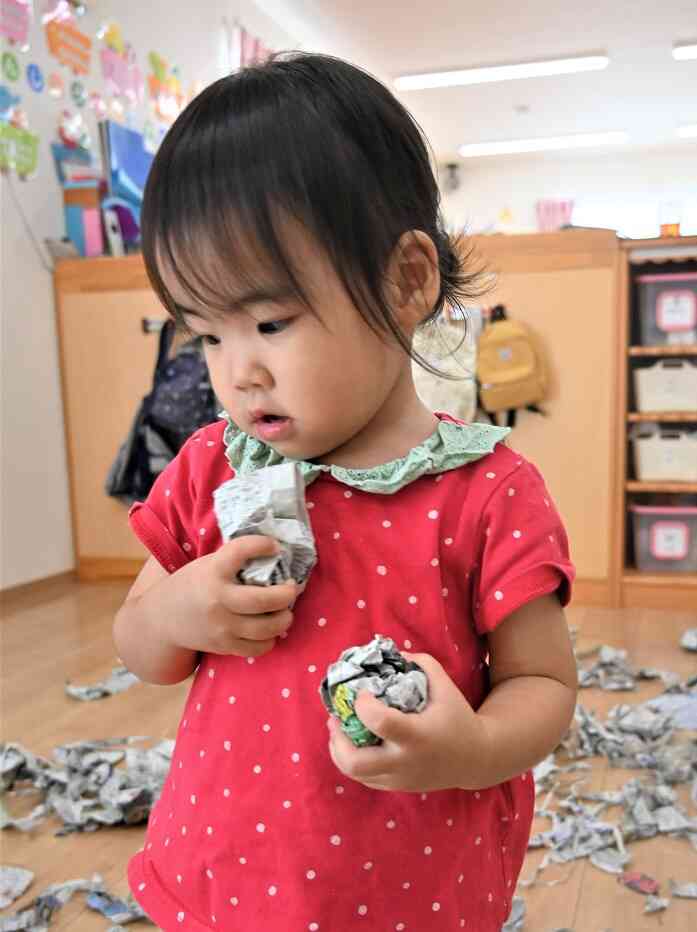 破った新聞紙を丸めて**