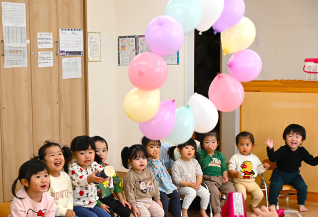 風船がふわふわ浮かんで子どもたちは大興奮‼