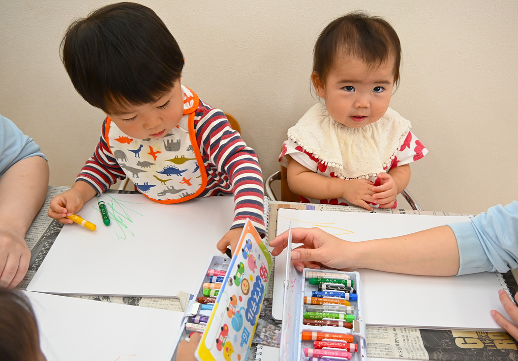 クレヨンを選んで…