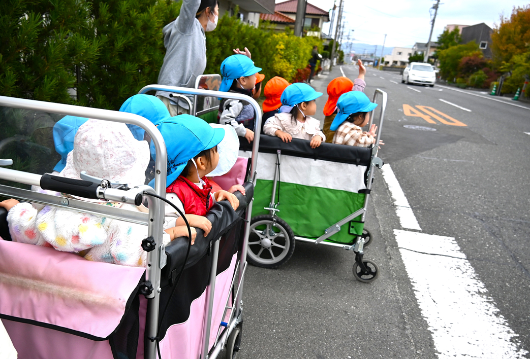 横断歩道は手を挙げて☆