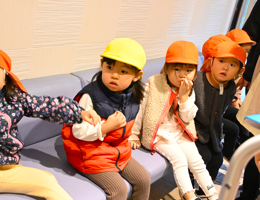 病院の入り口で待機中…