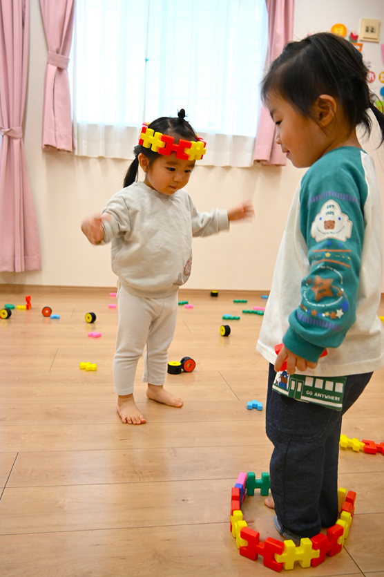 輪っかの中からジャンプしていました☆子どもたちの発想は無限大∞