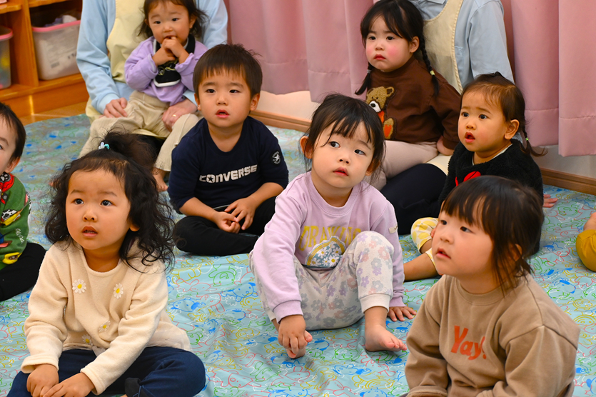 クリスマスの絵本に夢中です☆