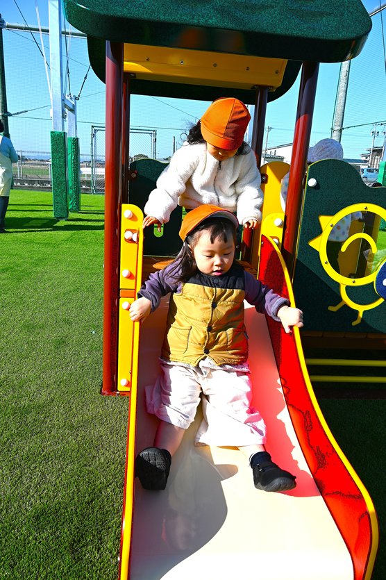 相変わらず人気のすべり台♪