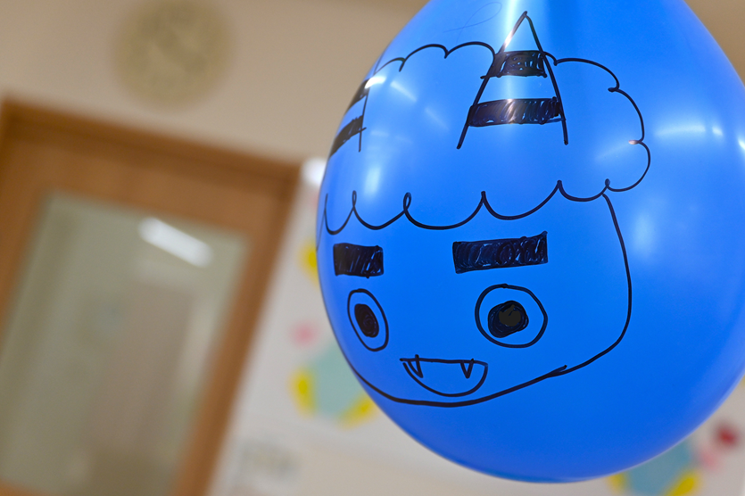 風船のおにさんにめがけて～