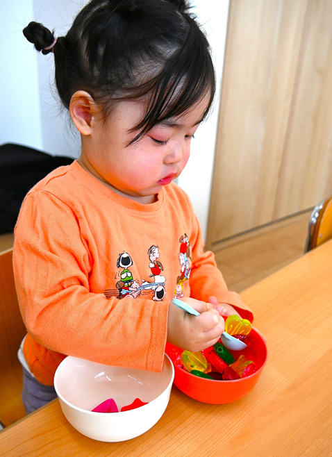 スプーンを上手に使ってビーズを移していました☆