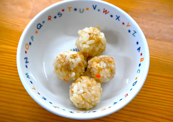 おやつは煮た大豆をつぶしておにぎりに♪みんなおかわりして食べていました♡