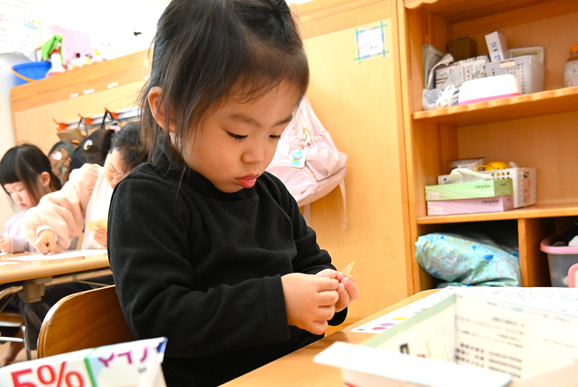 台紙からシールをはがすのも上手です☆