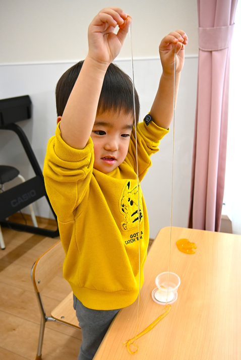 ほそ~くなが~く伸びるスライムにびっくり!