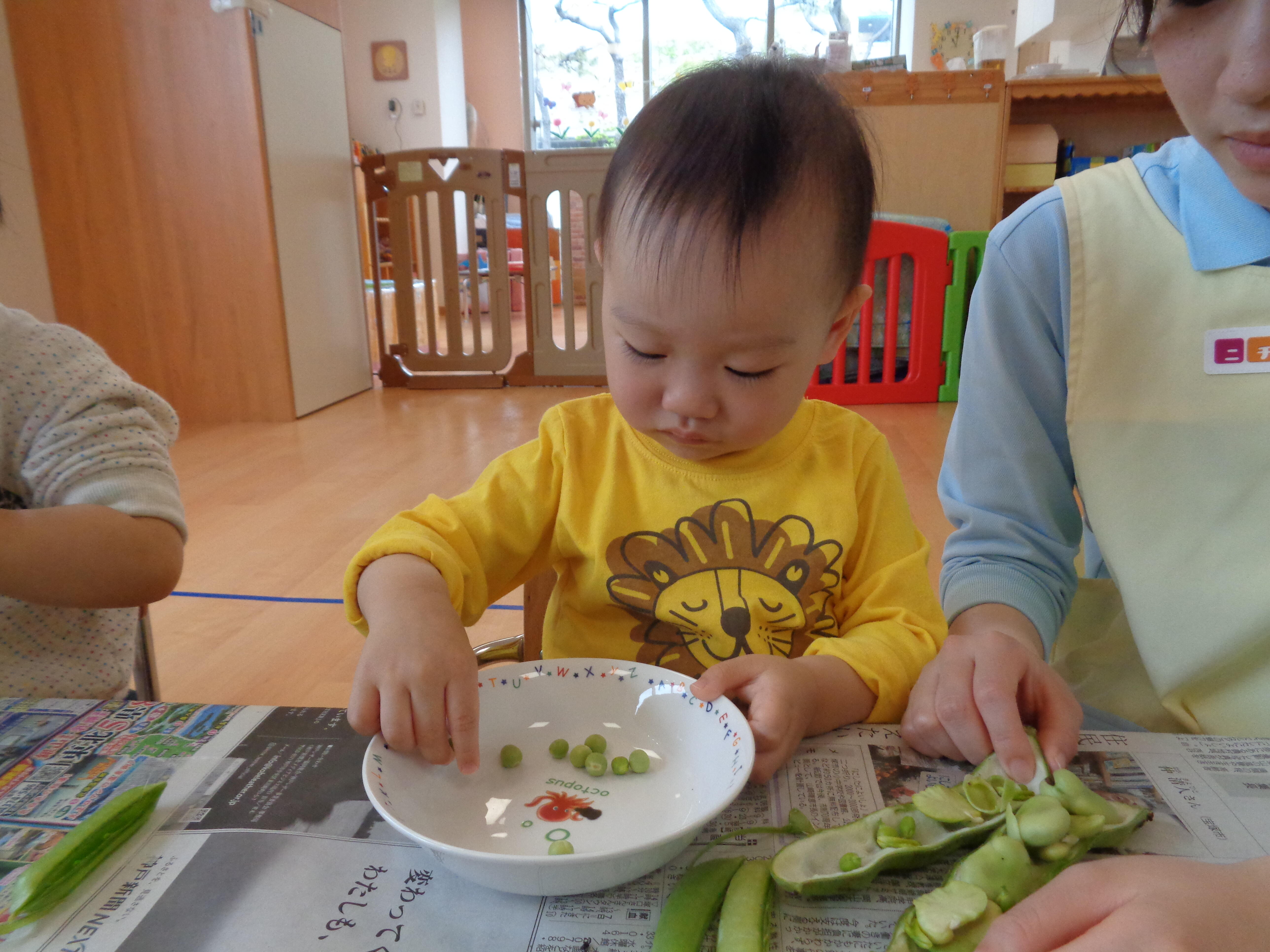 豆の感触も楽しんでいます！