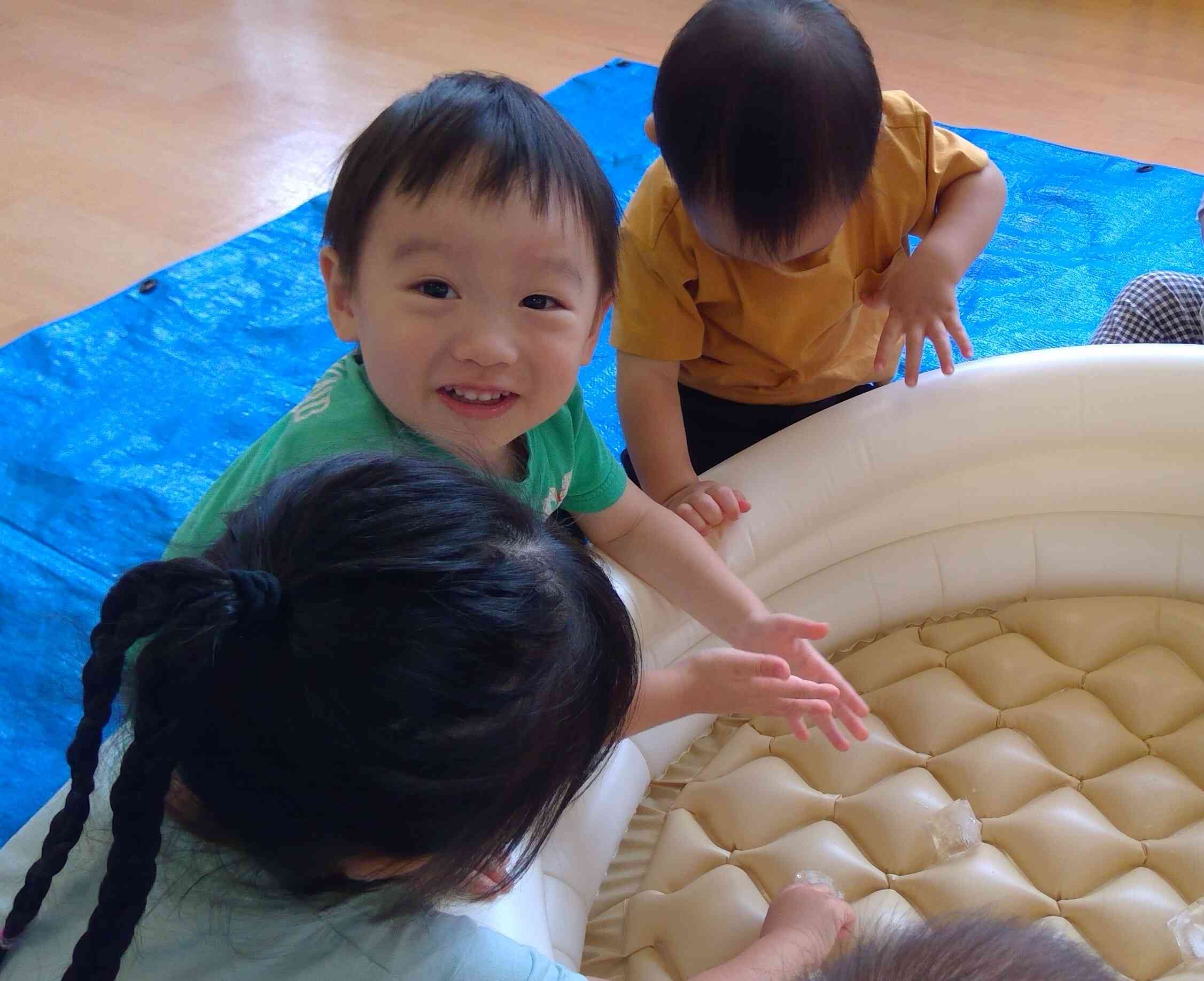 感触遊びで氷を触ったよ