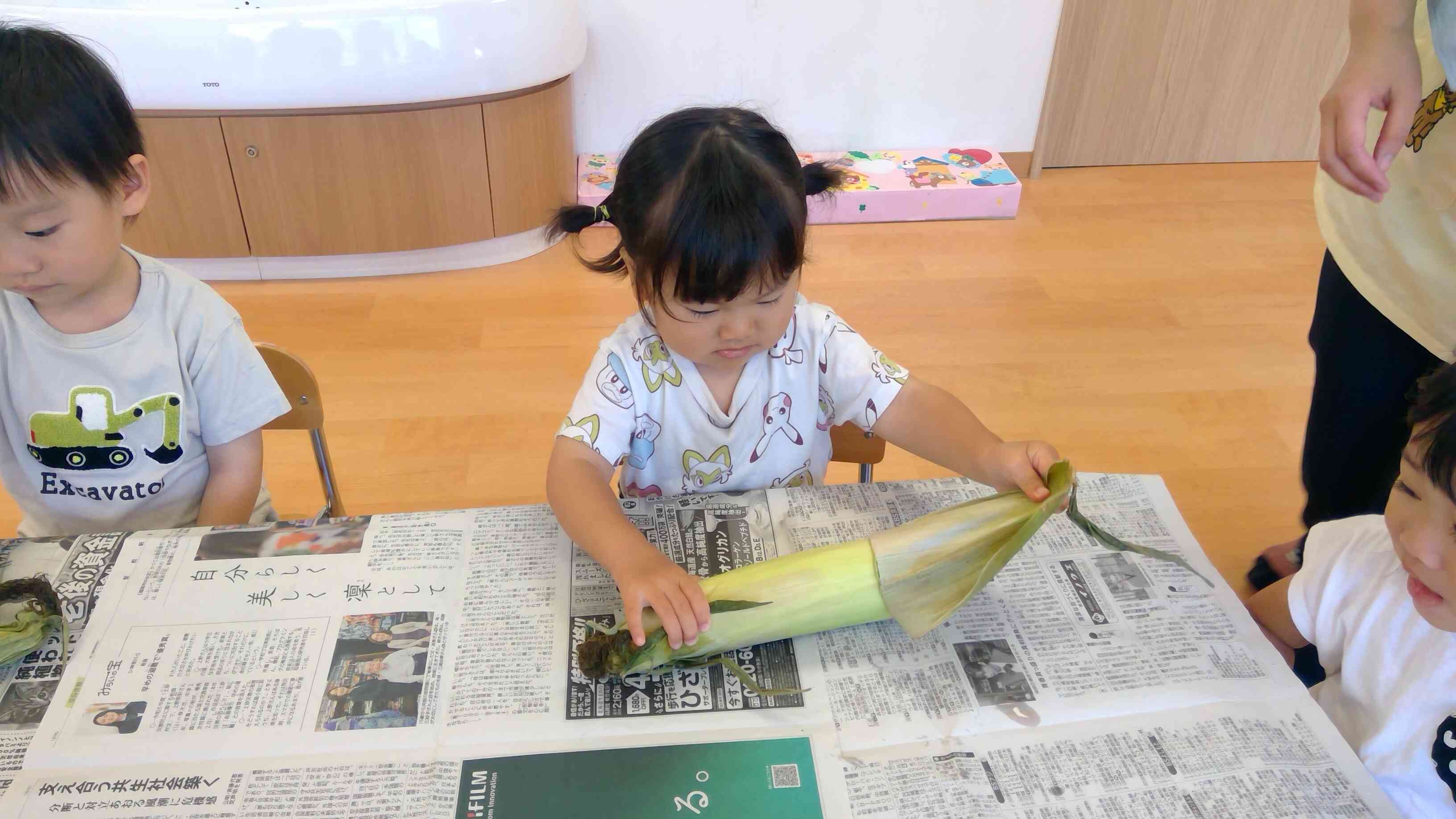 一生懸命葉っぱを引っ張っています！！