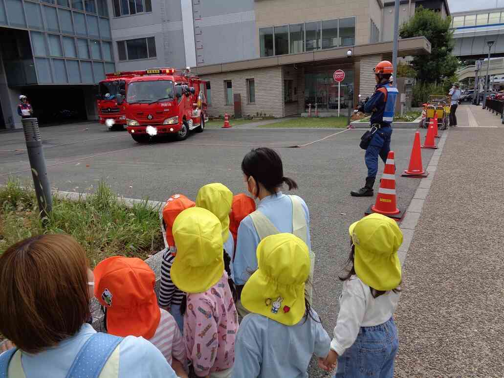 消防署にお散歩に行く日もあります。