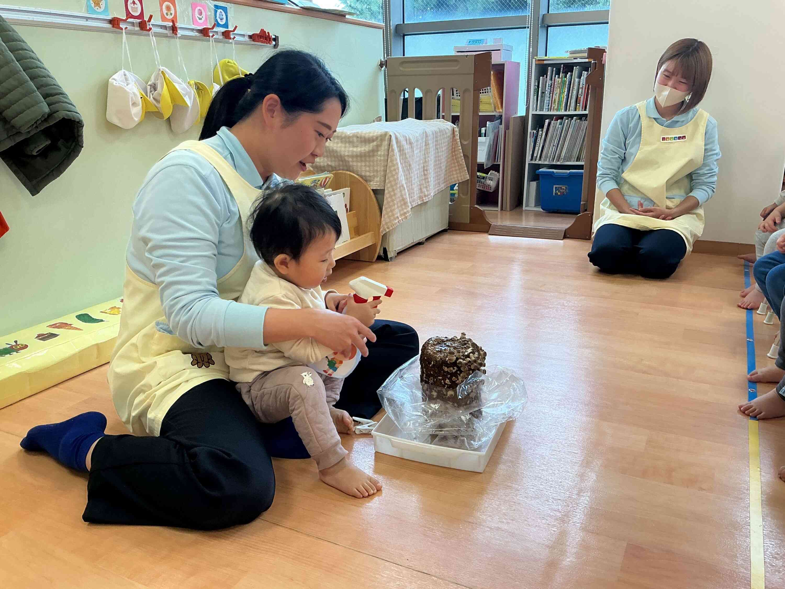 ひよこ組さんも一緒に水やり♪