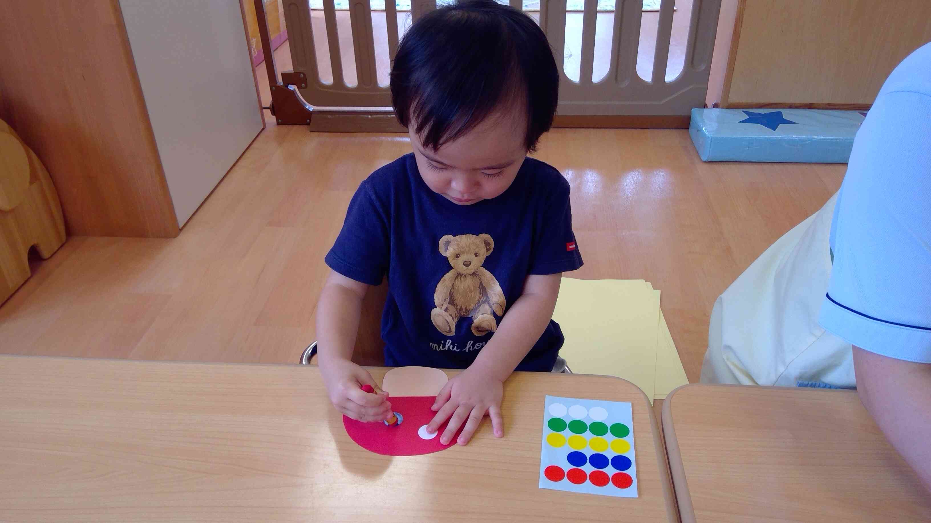 あひる組さんはきのこを作っています！