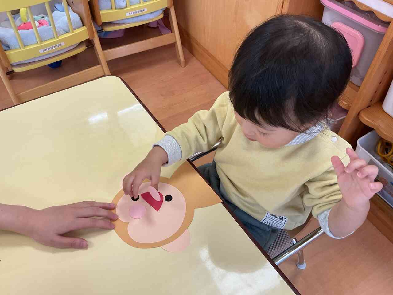 おさるさんの顔をシールで貼ったよ。。