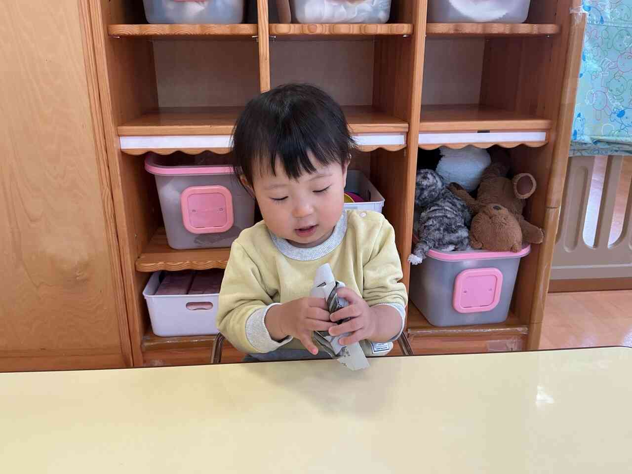 絵の具をペタペタ