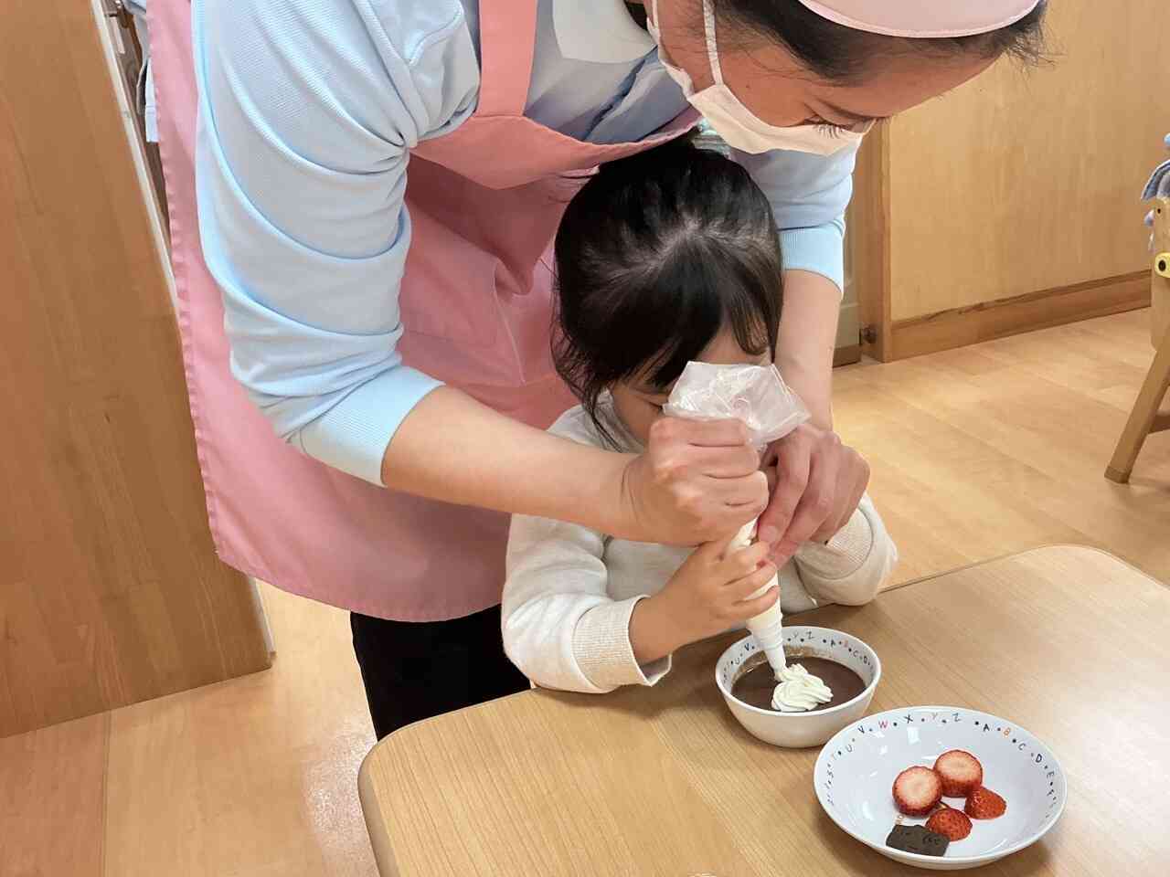 先生と一緒にクリームを絞ったよ