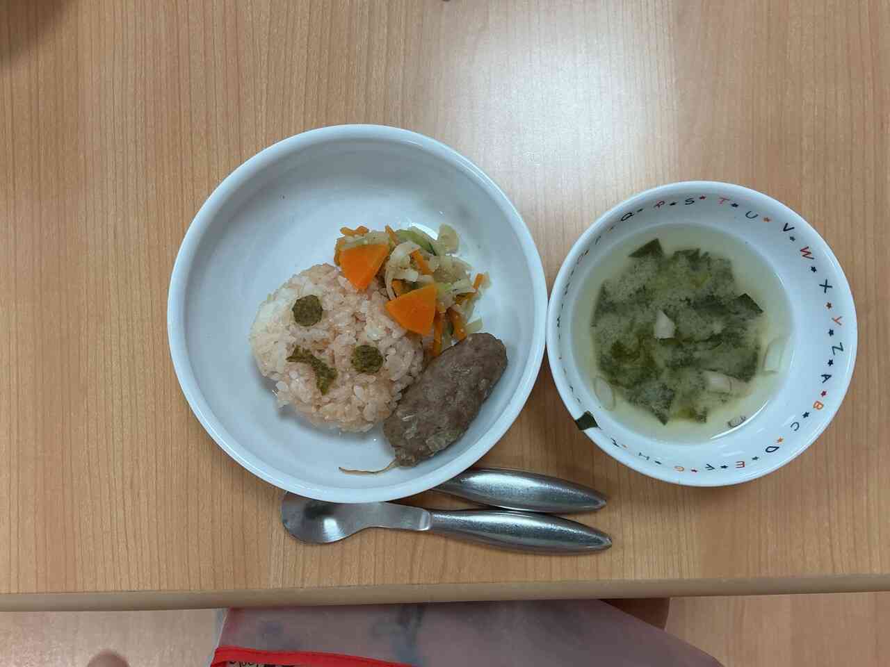 給食はこん棒ハンバーグにケチャップライスのオニさん