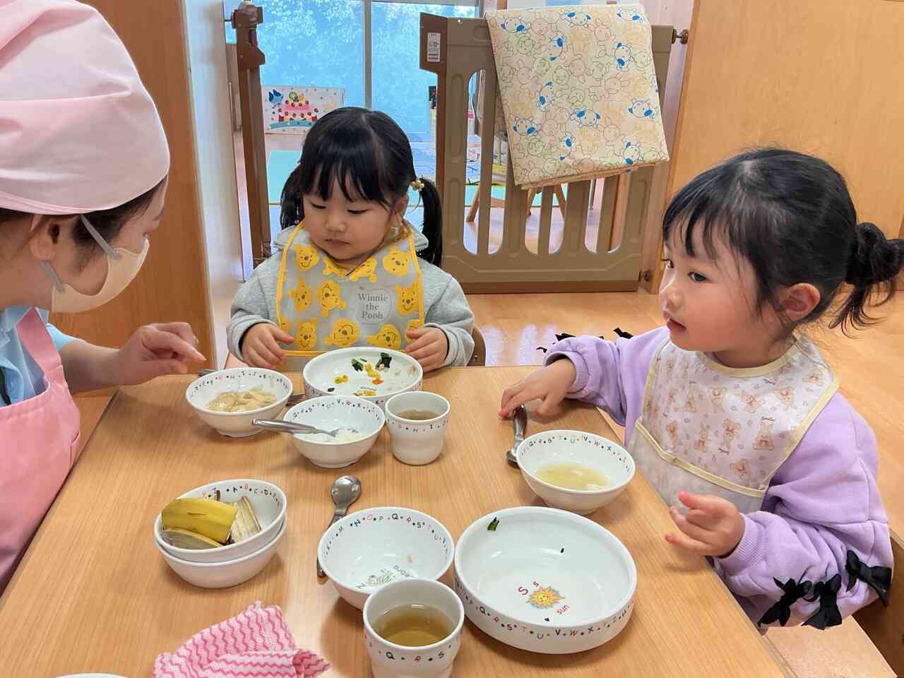 お友達と一緒に給食楽しいね！