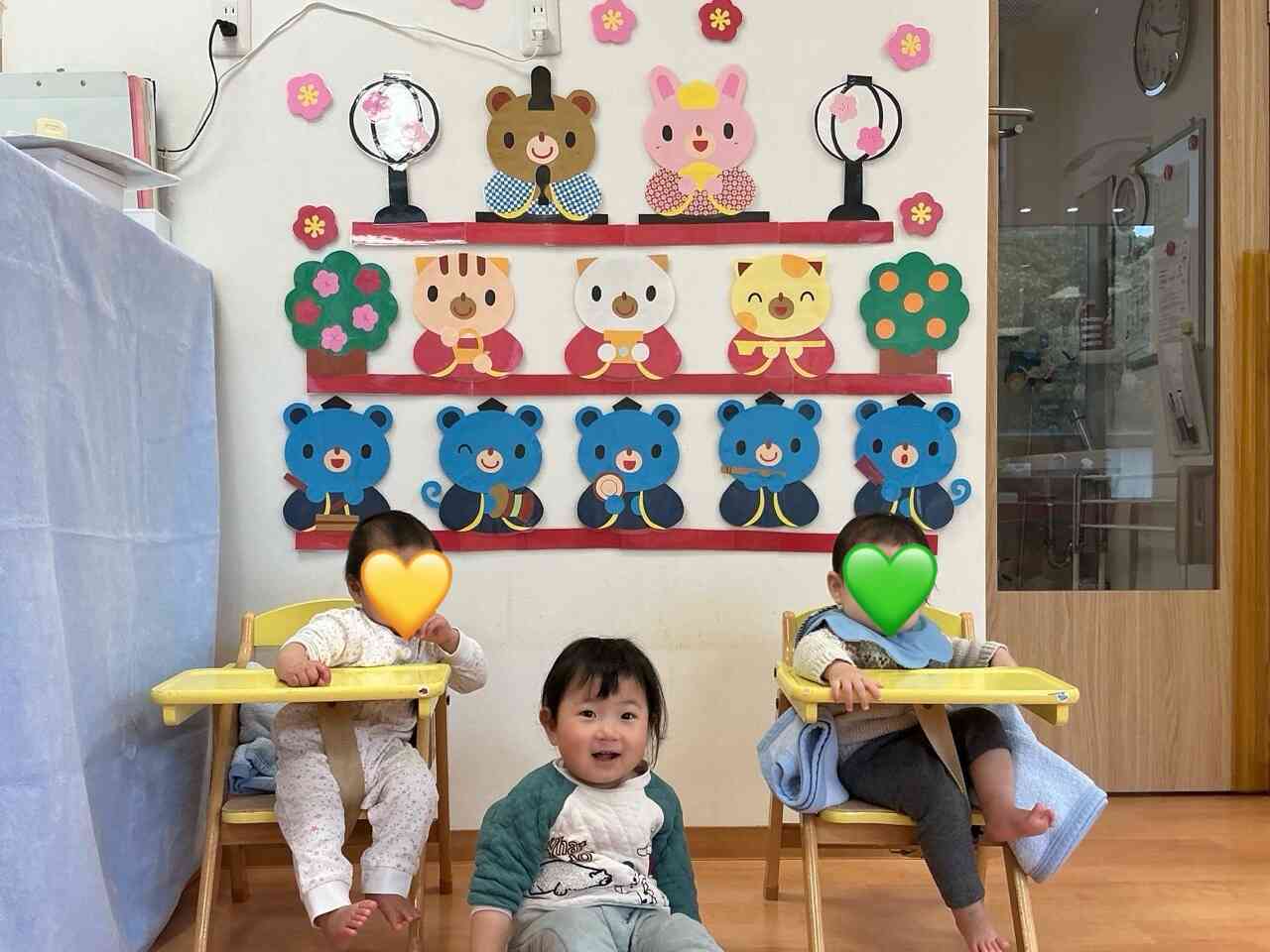 お雛様の前で・・・