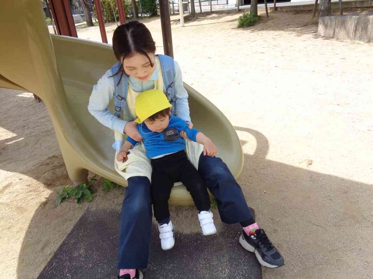 先生と一緒に滑り台♫