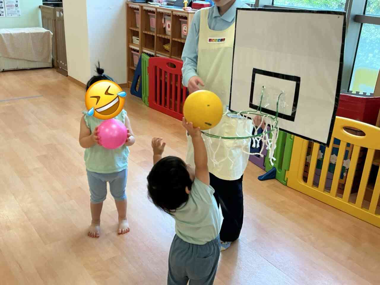 今日は新聞紙とボールを使って遊ぶよー！