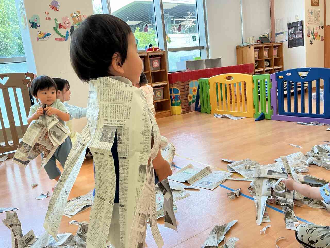 次は新聞紙遊び！！