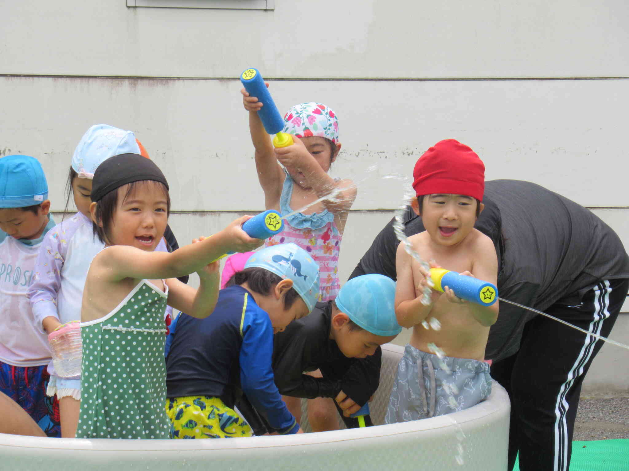 水てっぽうで遠くまで水をとばすことができました!【4歳児クラス:ぱんだ組】