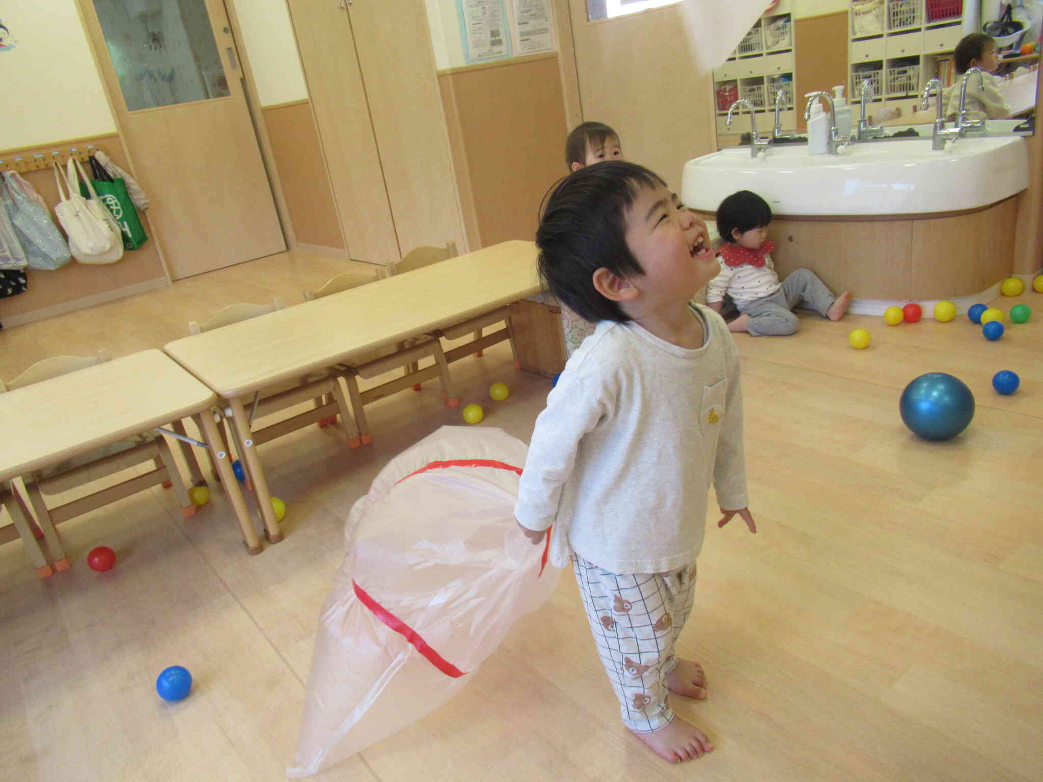 おもいっきりふうせんで遊ぼう！【1歳児クラス：あひる組】