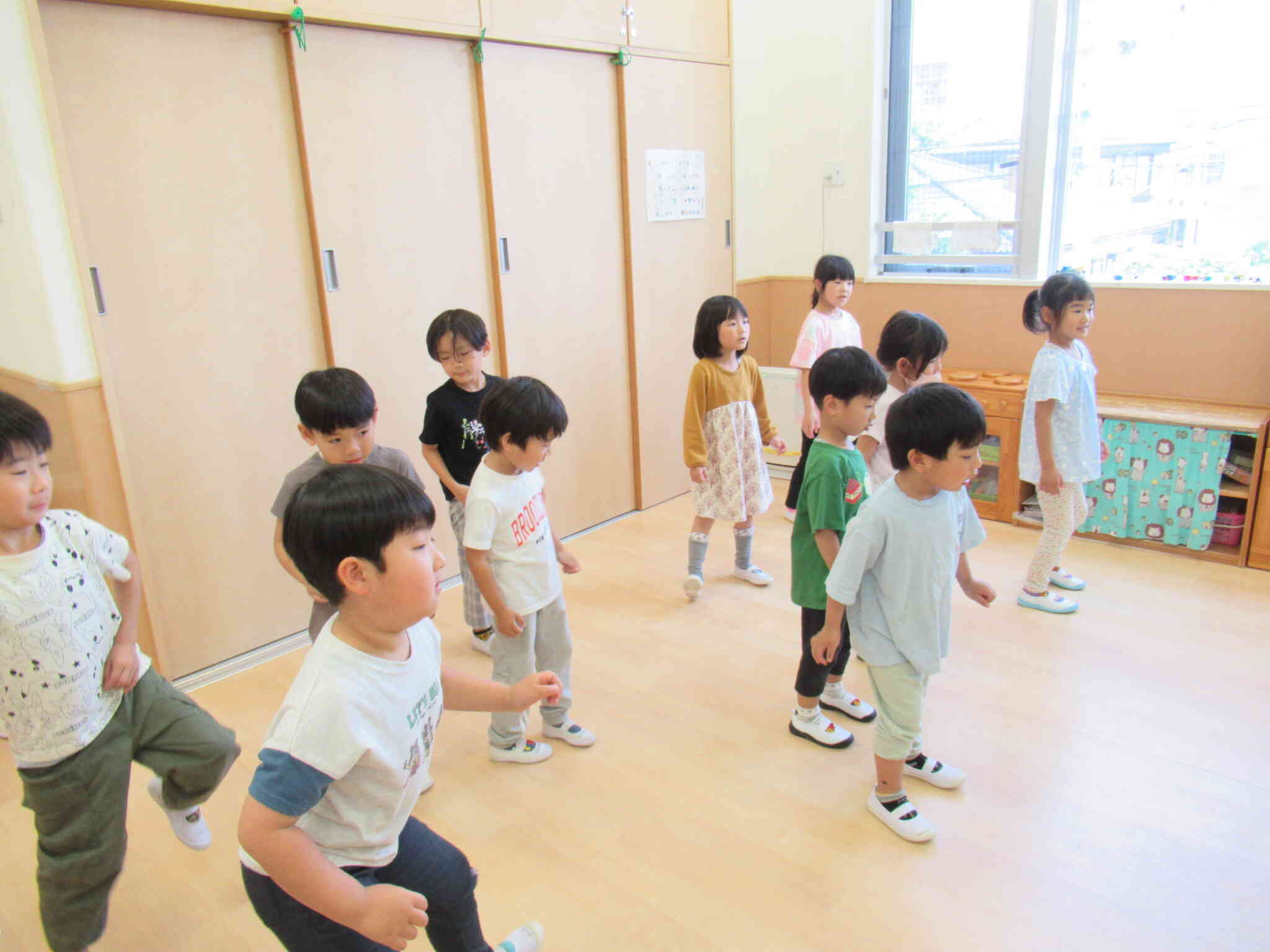 ピアノの音に合わせてリズムを取りながらダンスをします！