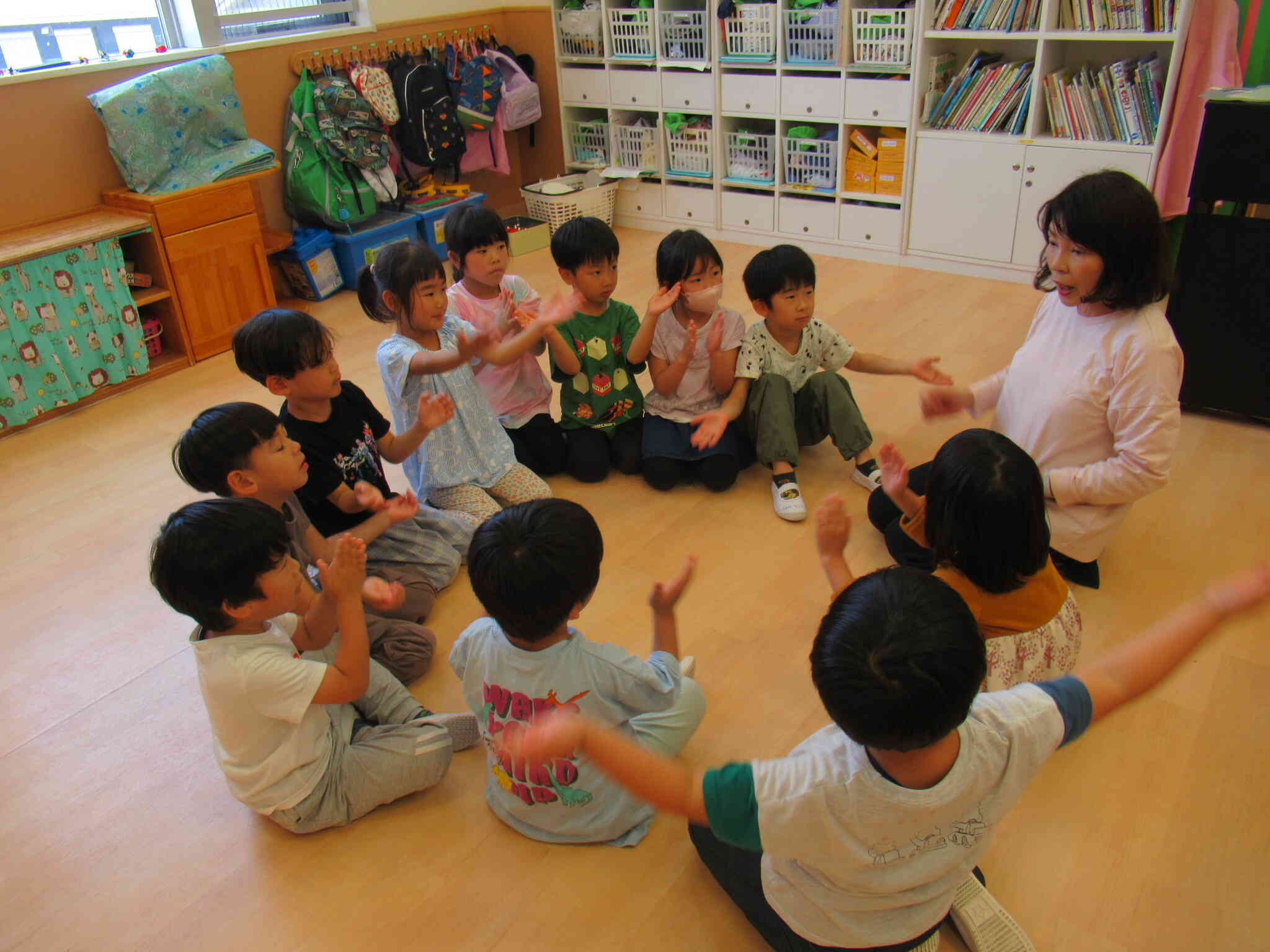 みんなで輪になって「わらべうた」を歌います！