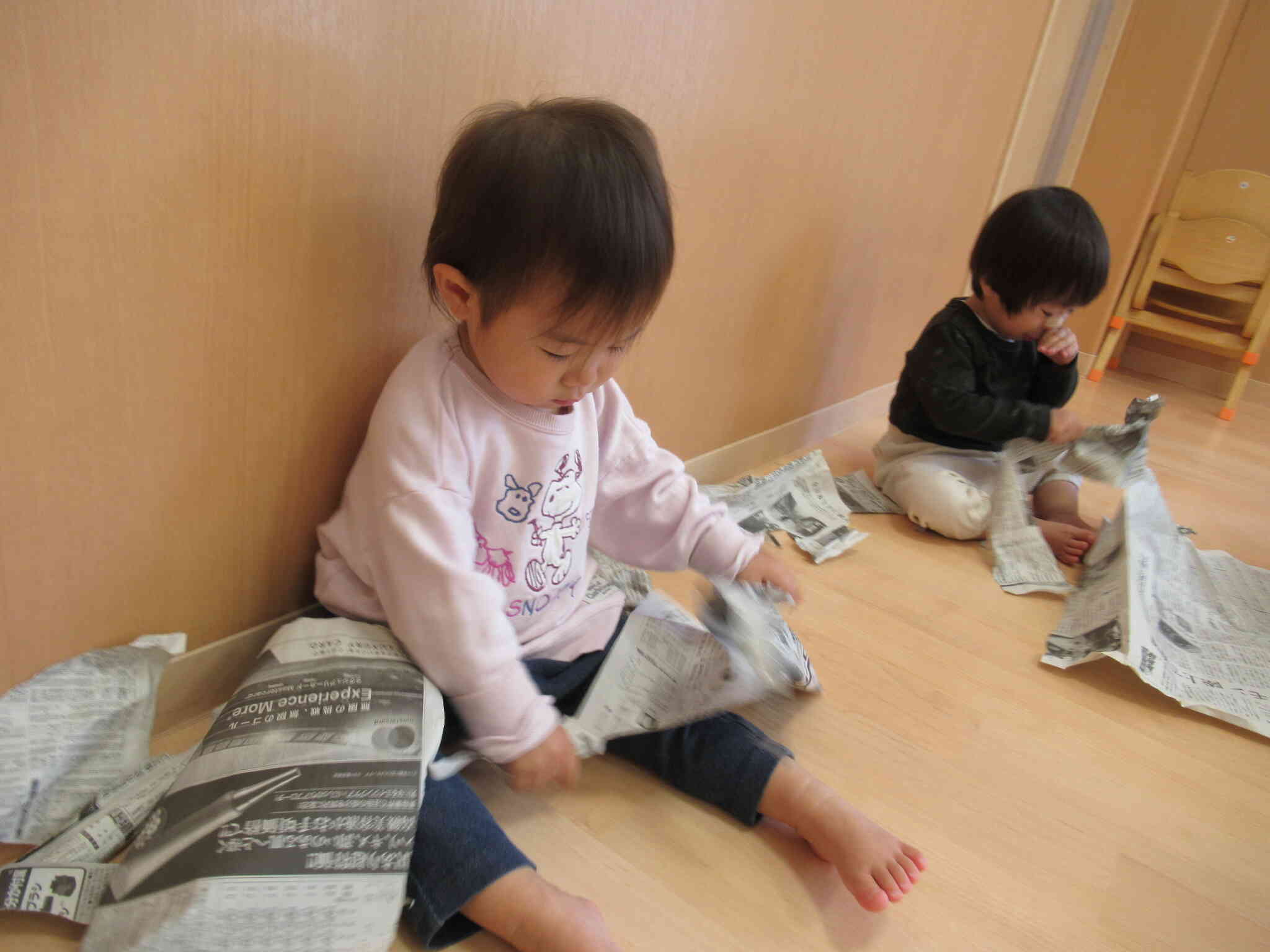 五指を使って新聞紙をちぎっていきます！