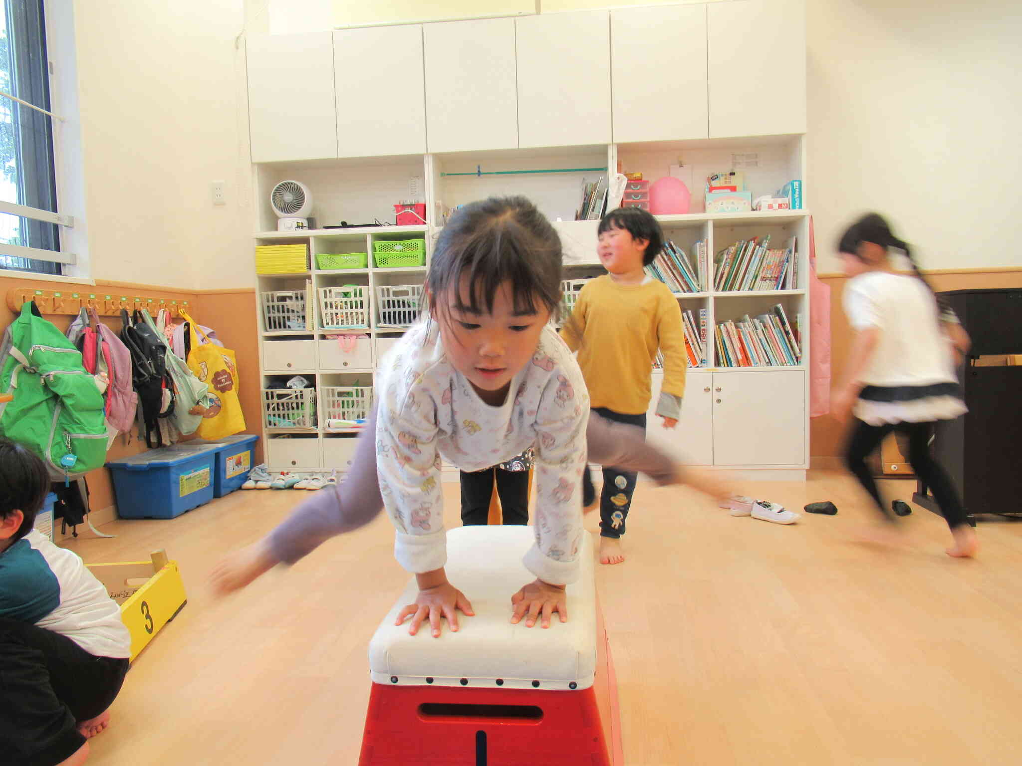 両足を広げて跳びます！