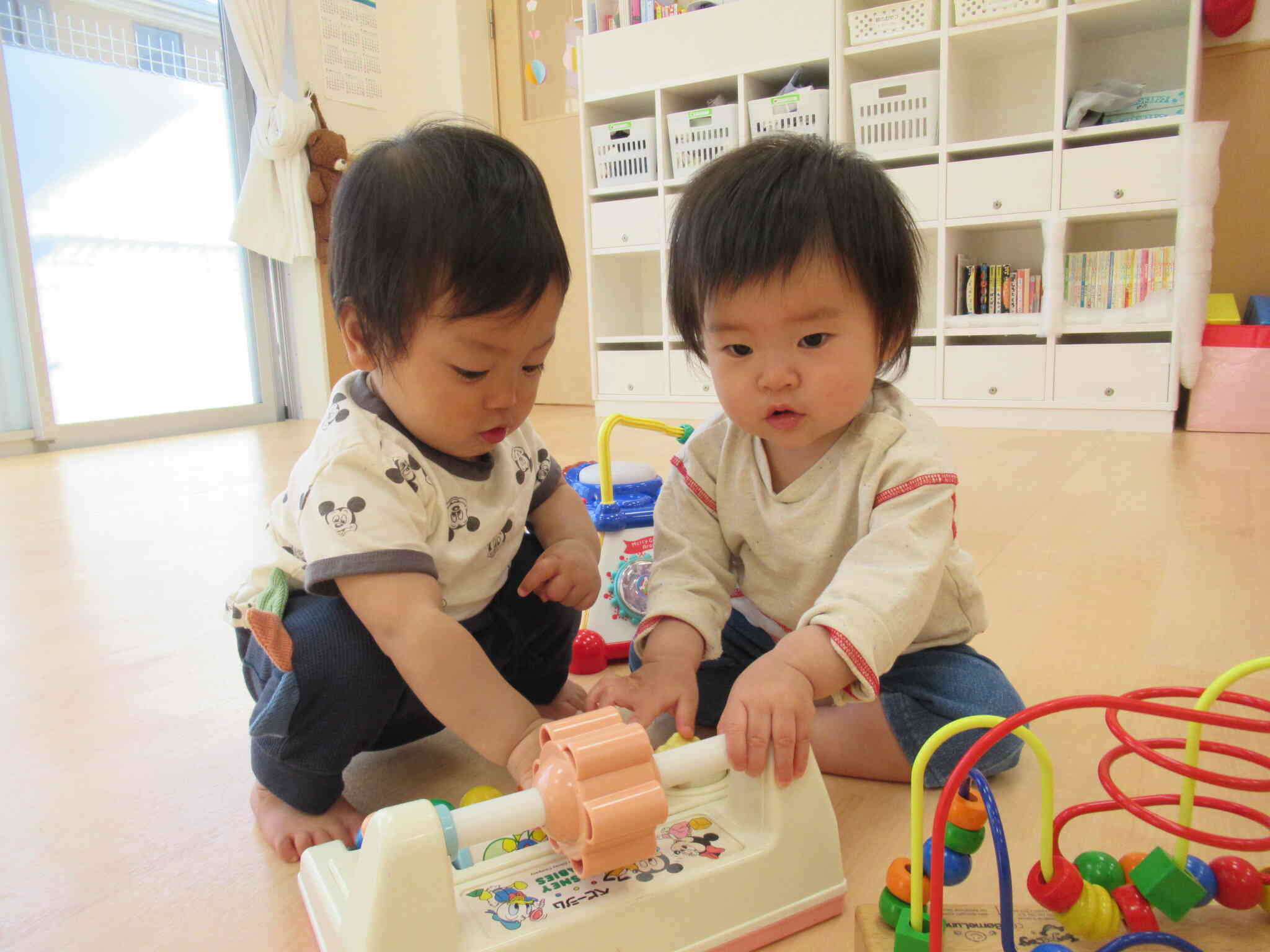 お気に入りの玩具で遊んでいます！