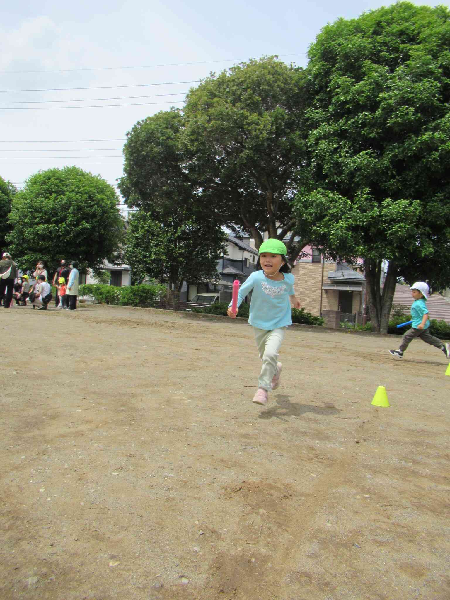 広い公園でリレーを行いました！